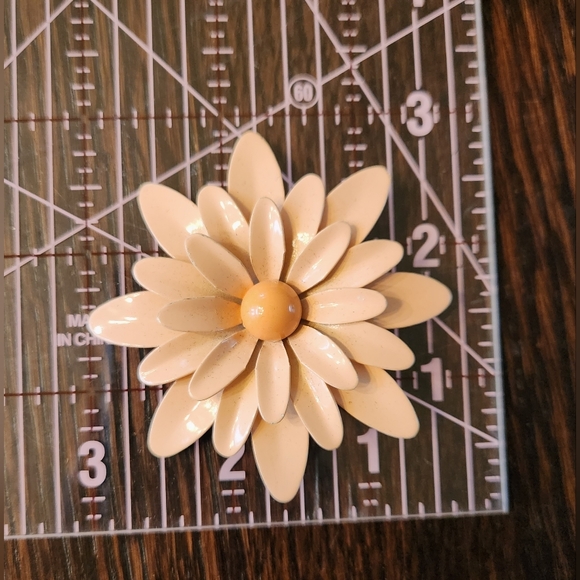 Vintage Light Peach Color Enamel Flower Pin Brooch EUC $18 - Picture 2 of 3